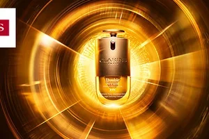 Un regard éclatant et visiblement plus jeune avec le Double Serum Eye de Clarins