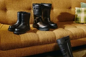 ÇA Y EST : UGG x Willy Chavarria, maintenant disponible.