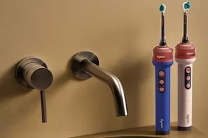 La brosse électrique de Dyson projette du bain de bouche entre les dents