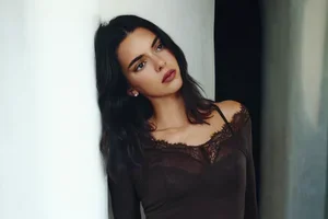 Kendall Jenner in Ultralight mit Kaschmir